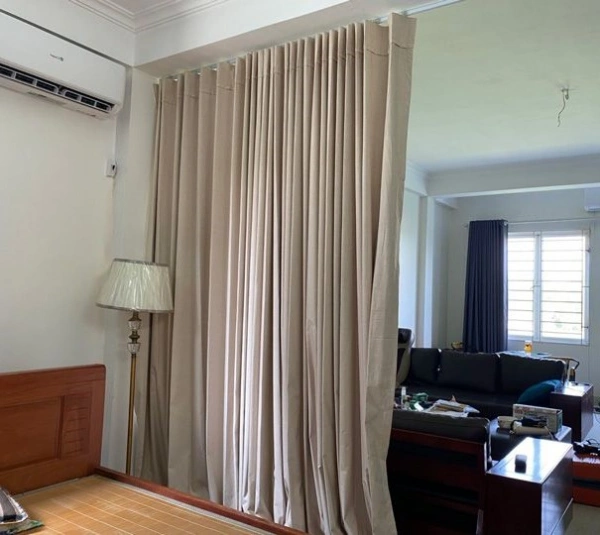 Rèm vải ngăn phòng chạy ray trần